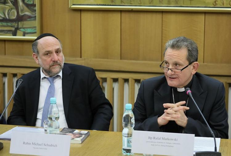 Naczelny rabin Polski Michael Schudrich (L) i przewodniczący Komitetu ds. Dialogu z Judaizmem bp Rafał Markowski. 2017 r. Fot. PAP/P. Supernak