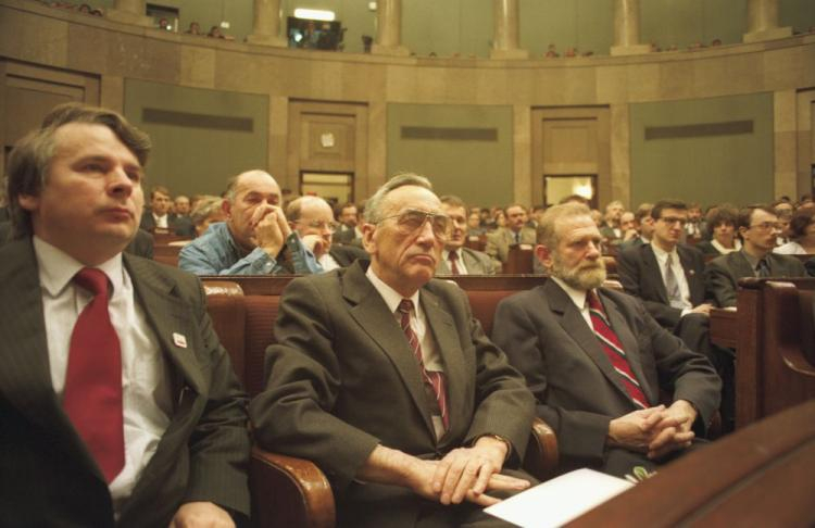 Inauguracyjne posiedzenie Sejmu RP I kadencji. Nz. w pierwszym rzędzie, od lewej, posłowie: Bogdan Borusewicz (NSZZ Solidarność), Tadeusz Mazowiecki (Unia Demokratyczna), Bronisław Geremek (Unia Demokratyczna); w drugim rzędzie, od lewej: Jacek Kuroń (Unia Demokratyczna), Jan Maria Rokita (Unia Demokratyczna). 25.11.1991. Fot. PAP/I. Radkiewicz 