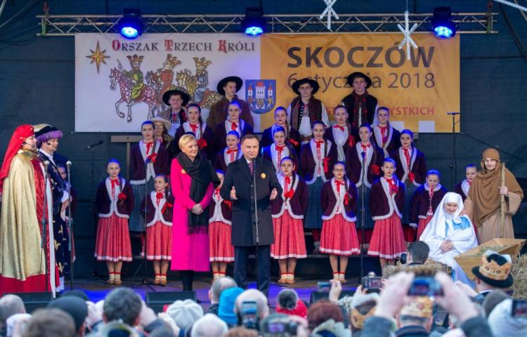 Prezydent Andrzej Duda (centrum-P) wraz z małżonką Agatą Kornhauser-Dudą (centrum-L) uczestniczą w Orszaku Trzech Króli w Skoczowie. Fot. PAP/A. Grygiel