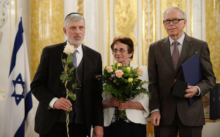 Dzieci Heleny i Aleksandra Styś - Danuta Dobosz (C) i Eugeniusz Piastowski (L) oraz jeden z uratowanych Sheldon Goldberg (L) podczas uroczystości wręczenia medali Sprawiedliwy Wśród Narodów Świata na Zamku Królewskim w Warszawie. Fot. PAP/J. Turczyk