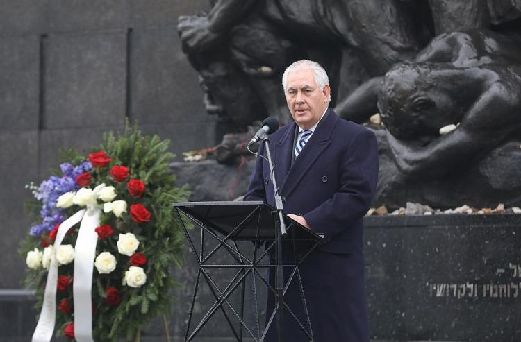 Sekretarz stanu USA Rex Tillerson podczas uroczystości 73. rocznicy wyzwolenia obozu w Auschwitz pod Pomnikiem Bohaterów Getta w Warszawie. Fot. PAP/R. Guz