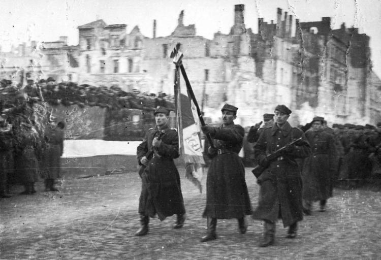 Defilada 1 Armii Wojska Polskiego na ulicy Marszałkowskiej w zdobytej Warszawie 19 stycznia 1945. Źródło: Wikimedia Commons