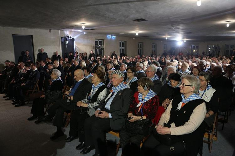 Byli więźniowie podczas głównych uroczystości w budynku "Sauny" na terenie byłego obozu Auschwitz II-Birkenau podczas obchodów 73. rocznicy wyzwolenia niemieckiego obozu zagłady KL Auschwitz-Birkenau. Fot. PAP/S. Rozpędzik