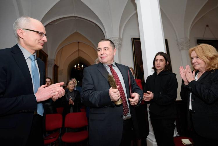 Pisarz i publicysta Bronisław Wildstein (C) 20 bm. otrzymał statuetkę Pan Cogito przyznawaną przez wszystkie Akademickie Kluby Obywatelskie im. Prezydenta Lecha Kaczyńskiego za działalność w sferze kultury. Fot. PAP/J. Kaczmarczyk