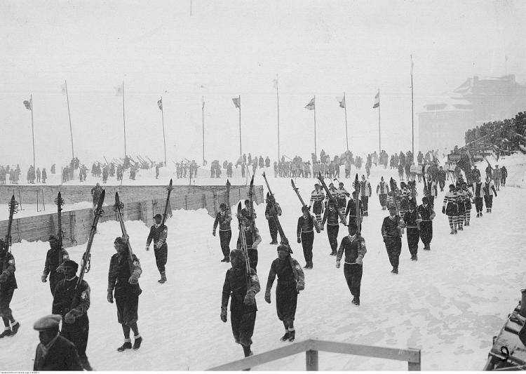 Defilada polskiej ekipy podczas rozpoczęcia Zimowych Igrzysk Olimpijskich w St. Moritz. 02.1928. Fot. NAC