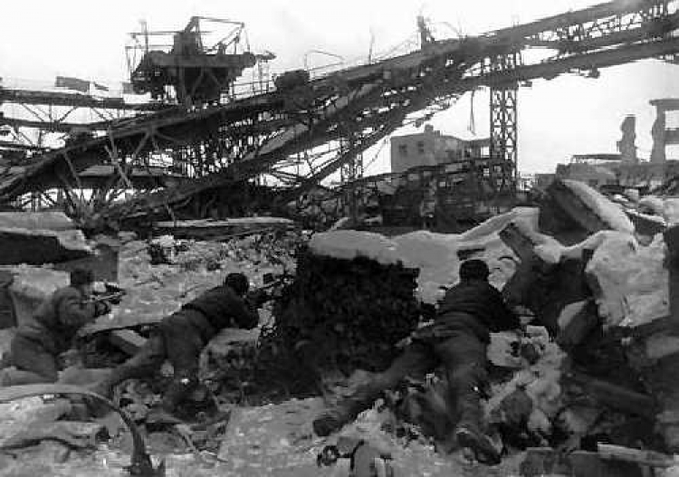 Żołnierze radzieccy w ruinach Stalingradu. Źródło: Wikimedia Commons