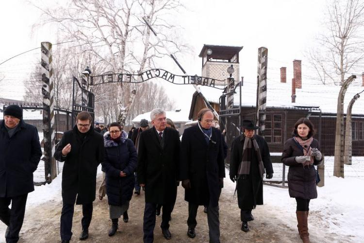 Marszałek Senatu Stanisław Karczewski (C-L) wraz z przewodniczącym Senatu Hiszpanii Pio Garcią-Escudero (C-P) odwiedzili, 9 bm. były niemiecki nazistowski obóz koncentracyjny i zagłady KL Auschwitz. Fot. PAP/ S. Rozpędzik