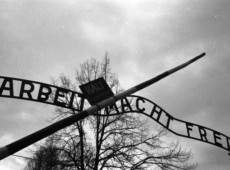 Brama główna obozu Auschwitz I. Fot. PAP/M. Billewicz