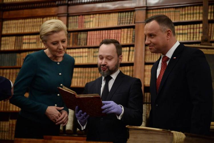 Prezydent Andrzej Duda (P) z małżonką Agatą Kornhauser-Dudą (L) oraz dyrektor Biblioteki Narodowej Tomasz Makowski (C) podczas uroczystości zorganizowanej, 26 bm. w Pałacu Rzeczypospolitej w Warszawie z okazji 90-lecia podpisania rozporządzenia reaktywującego Bibliotekę Narodową przez prezydenta Ignacego Mościckiego w dniu 24 lutego 1928 r. Fot. PAP/J. Turczyk