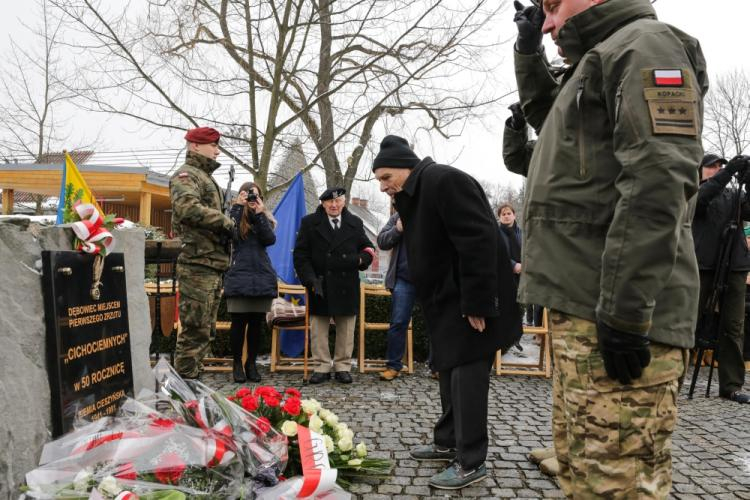 Kapitan Aleksander Tarnawski, ostatni żyjący cichociemny, podczas uroczystości przy głazie pamiątkowym upamiętniającym pierwszy zrzut Cichociemnych. Fot. PAP/D. Gajda