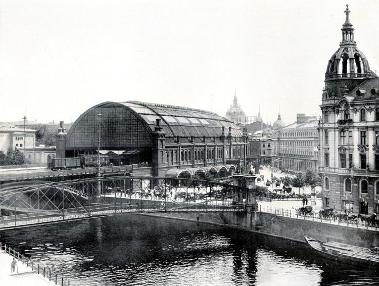 Stacja Friedrichstrasse w Berlinie (z lewej). Źródło: Wikimedia Commons