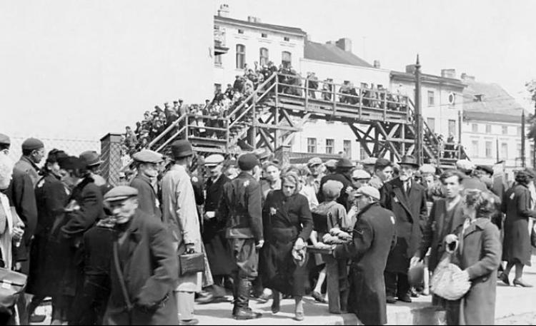 Getto łódzkie. Getto Litzmannstadt, kładka nad Hohensteiner Strasse (aktualnie ul. Zgierska) na wysokości Sulzfelder Strasse (ul. Wojska Polskiego). 1940 r. Źródło: Wikimedia Commons/Bundesarchiv 