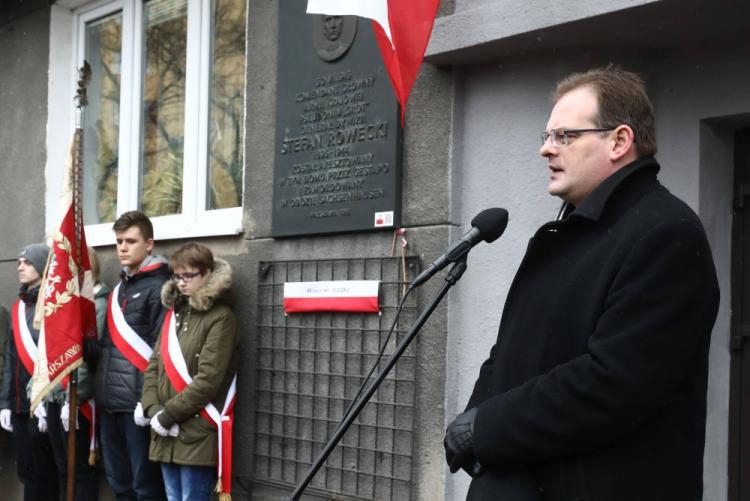 Jan Józef Kasprzyk podczas uroczystości przed tablicą upamiętniającą gen. Stefana Roweckiego "Grota". Fot. PAP/P. Supernak