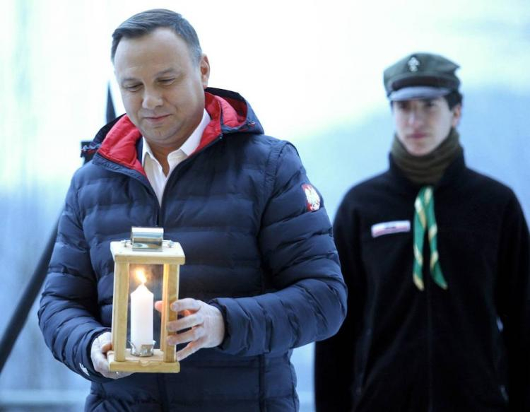 Prezydent Andrzej Duda (L) podczas spotkania z harcerzami, zorganizowanego z okazji Dnia Myśli Braterskiej, 22 bm. w Rezydencji Prezydenta RP Zamek w Wiśle. Fot. PAP/A. Grygiel