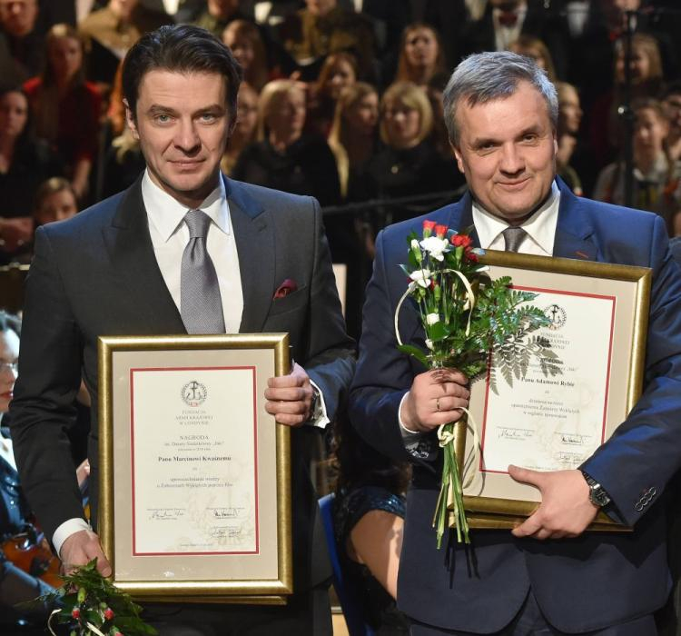 Marcin Kwaśny (L) i Adam Ryba (P) odbierają nagrodę Danuty Siedzikówny "Inki". Fot. PAP/J. Bednarczyk