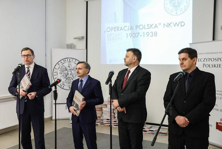 Wiceminister edukacji Maciej Kopeć (2L), prezes IPN dr Jarosław Szarek (L), prokurator Robert Osiński (P) i dyrektor biura edukacji narodowej IPN Adam Hlebowicz (2P) podczas konferencji prasowej nt. podsumowania cyklu wspólnych działań edukacyjnych Instytutu Pamięci Narodowej i Ministerstwa Edukacji Narodowej. Fot. PAP/R. Guz