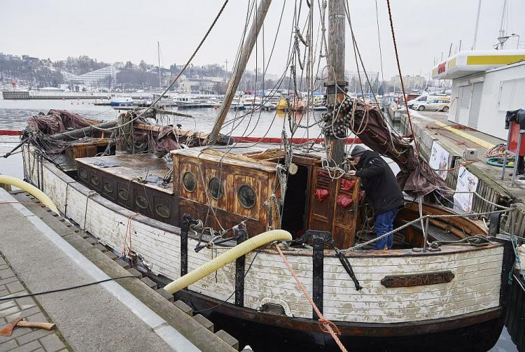 Podniesiony z dna gdyńskiej mariny jacht żaglowy "Knudel". Fot. PAP/A. Warżawa