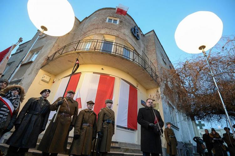 Szef Urzędu ds. Kombatantów i Osób Represjonowanych Jan Józef Kasprzyk (przemawia) podczas uroczystości upamiętniających ofiary komunistycznego terroru więzione w dawnej siedzibie Informacji Wojskowej - "Willi Jasny Dom" przy ul. Świerszcza 2 w Warszawie. Fot. PAP/M. Obara