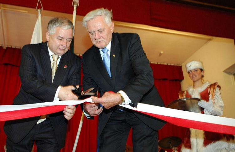 Prezydent Lech Kaczyński (L) i prezydent Litwy Valdas Adamkus podczas uroczystego otwarcia nowej polskiej ambasady w Wilnie. 11.10.2007. Fot. PAP/J. Turczyk  