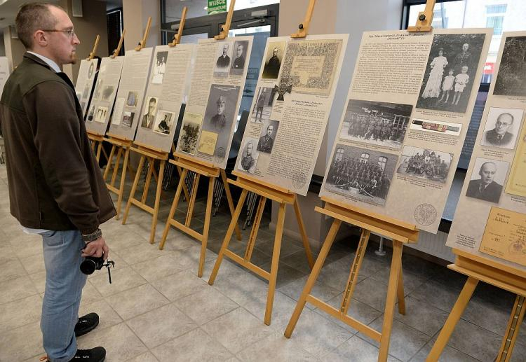 Ekspozycja towarzysząca uroczystości przekazania do archiwum kieleckiej delegatury IPN dokumentów trzech oficerów Obwodu AK Sandomierz - ppor. Jana Kuśnierza "Myszy", kpt. Tadeusza Kucharskiego "Rzewuskiego", kpt. Ignacego Zarobkiewicza "Swojaka". Fot. PAP/P. Polak