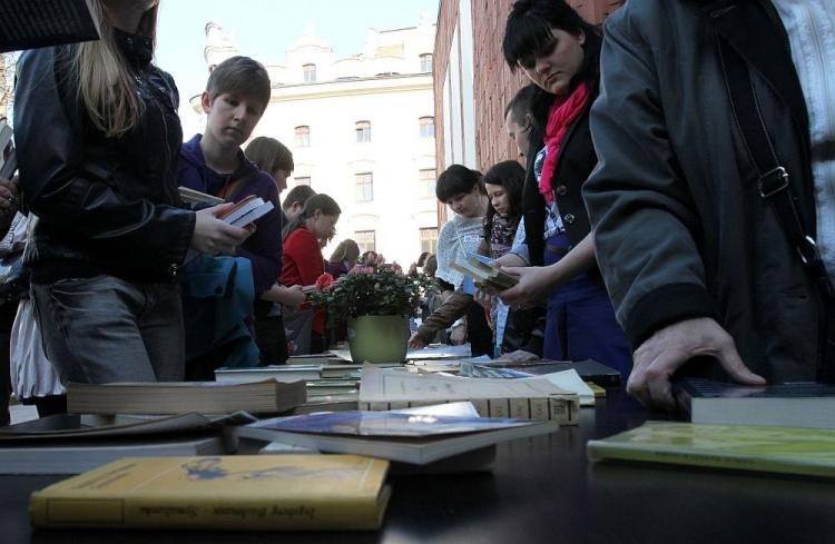 Spotkanie "Drugie życie książki" w Krakowie. 2012 r. Fot. PAP/J. Bednarczyk