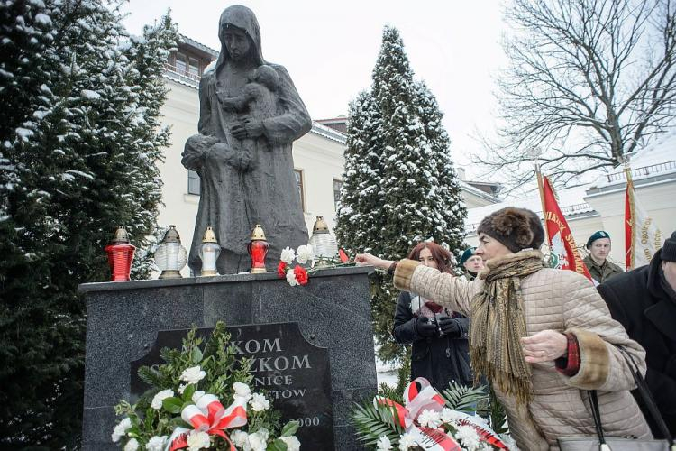 Obchody 78. rocznicy masowych deportacji Polaków na Sybir przed pomnikiem "Matkom Sybiraczkom" w Lublinie. Fot. PAP/W. Pacewicz