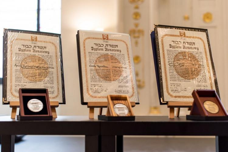Medale i dyplomy honorowe przyznane podczas uroczystości nadania tytułów Sprawiedliwy Wśród Narodów Świata. Fot. PAP/M. Kulczyński