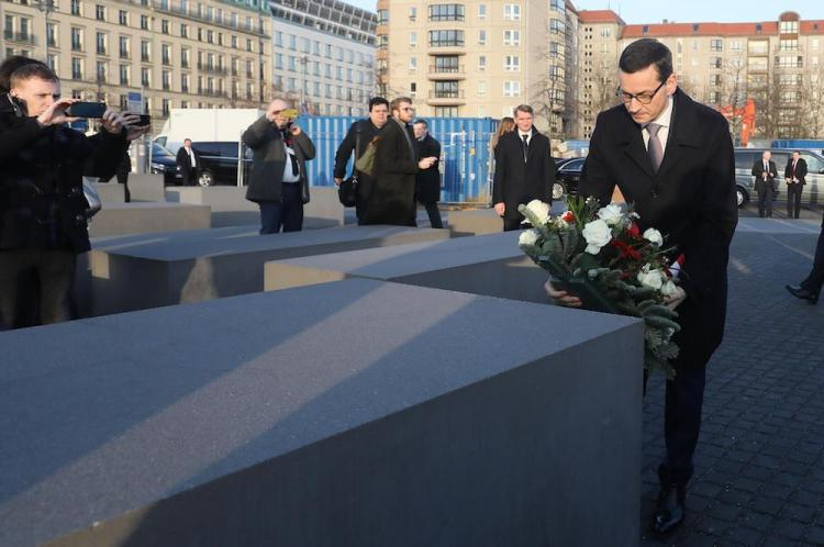 Premier RP Mateusz Morawiecki (P) składa wieniec pod Pomnikiem Pomordowanych Żydów Europy w Berlinie, 16 bm. Fot. PAP/P. Supernak