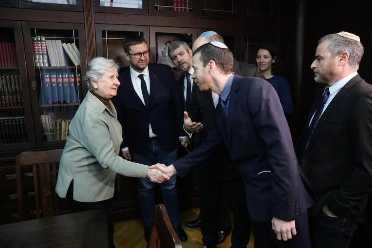 Dyrektor Muzeum Powstania Warszawskiego Jan Ołdakowski (2L) i Janina Iwańska (L), która po Powstaniu Warszawskim trafiła do obozu Auschwitz-Birkenau, po spotkaniu z grupą izraelskich dziennikarzy w Muzeum Powstania Warszawskiego. Fot. PAP/T. Gzell