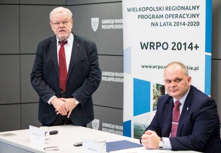 Dyrektor Muzeum Pierwszych Piastów prof. Andrzej M. Wyrwa (L) oraz członek zarządu województwa wielkopolskiego Maciej Sytek (P) podczas podpisania umowy na dofinansowanie projektu rozbudowy Muzeum Pierwszych Piastów na Lednicy. Fot. PAP/M. Zakrzewski