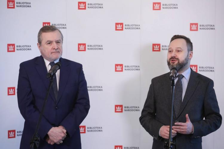 Wicepremier, minister kultury Piotr Gliński i dyrektor Biblioteki Narodowej dr. Tomasz Makowski podczas uroczystego przekazania Bibliotece Narodowej archiwum Henryka Mikołaja Góreckiego. Fot. PAP/P. Supernak 