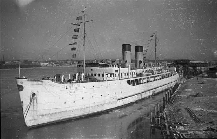 Świnoujście, 1948 r. Stacja kolejowa Odra. Uroczystość otwarcia połączenia promowego ze Szwecją. Nz. cumujący przy terminalu szwedzki prom Starke. Fot. PAP/CAF