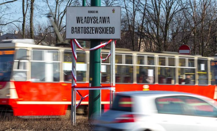 Uroczystość nadania imienia prof. Władysława Bartoszewskiego rondu w Sosnowcu. Fot. PAP/A. Grygiel