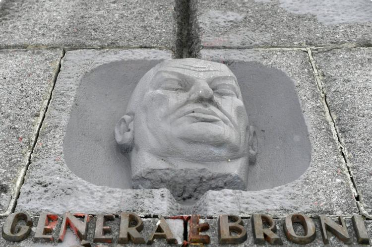 Fragment pomnika gen. Karola Świerczewskiego w Jabłonkach. Fot. PAP/D. Delmanowicz