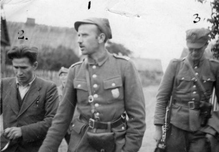 Major Zygmunt Szendzielarz "Łupaszka" (w środku). Fot. IPN