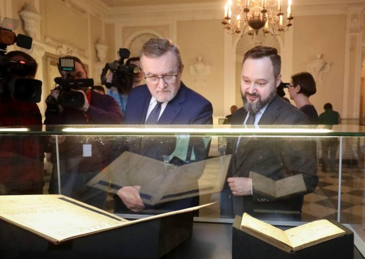 Wicepremier, minister kultury Piotr Gliński i dyrektor Biblioteki Narodowej dr. Tomasz Makowski podczas uroczystego przekazania Bibliotece Narodowej archiwum Henryka Mikołaja Góreckiego. Fot. PAP/P. Supernak 