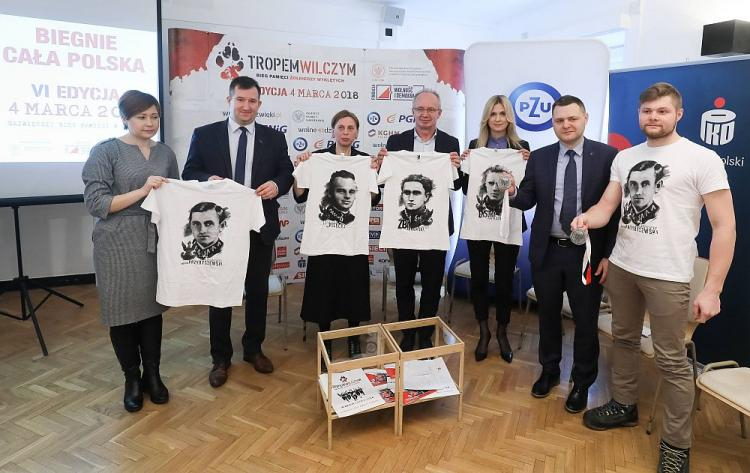 Sekretarz zarządu fundacji Wolność i Demokracja Lilia Luboniewicz (L), dyrektor fundacji Wolne Dźwięki Tomasz Staszewski (2L), rzecznik projektu Tropem Wilczym Barbara Konarska (3L),  wiceprezes IPN Krzysztof Szwagrzyk (C), Grażyna Kasiak z PZU (3P), Krzysztof Golubiewski z PKO BP (2P), żeglarz Filip Walczak (P) podczas konferencji nt. VI edycji Biegu Pamięci Żołnierzy Wyklętych Tropem Wilczym. Fot. PAP/P. Supernak