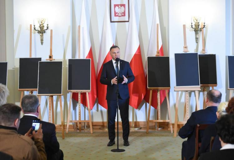 Prezydent Andrzej Duda podczas uroczystości wręczenia not identyfikacyjnych 22 członkom rodzin ofiar totalitaryzmów. Fot. PAP/R. Pietruszka