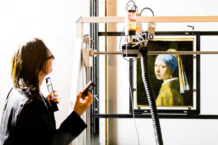 Skanowanie obrazu "Dziewczyna z perłą" Jana Vermeera. Fot. PAP/EPA