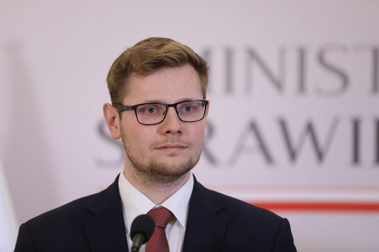 Wiceminister sprawiedliwości Michał Woś. Fot. PAP/R. Guz