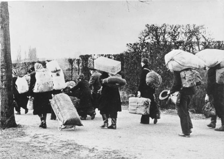 Grupa Niemców opuszczająca Śląsk, 1945 r. Źródło: Bundesarchiv