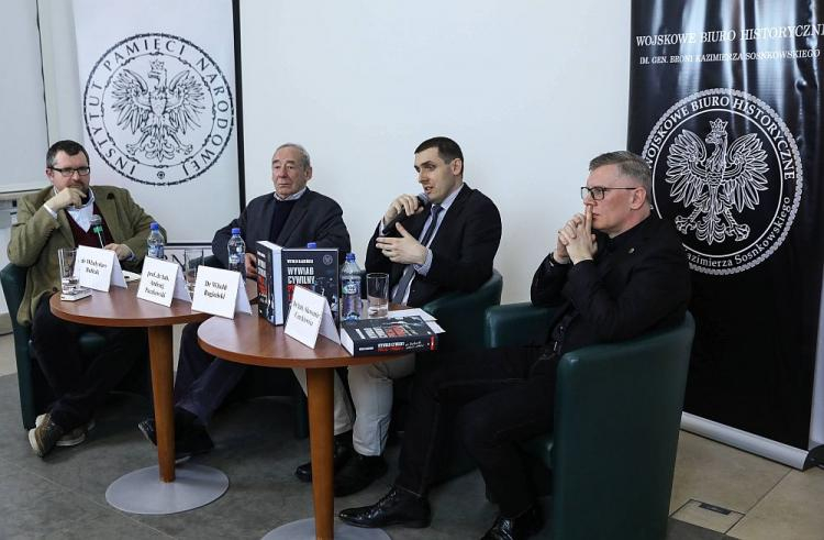 Historyk, pracownik archiwum IPN dr Witold Bagieński (2P), historyk, pracownik Biura Edukacji Publicznej IPN dr Władysław Bułhak (L), historyk prof. dr hab. Andrzej Paczkowski (2L) i historyk, dyrektor Wojskowego Biura Historycznego dr hab. Sławomir Cenckiewicz (P) podczas dyskusji na temat publikacji "Wywiad cywilny Polski Ludowej w latach 1945–1961". Fot. PAP/R. Guz