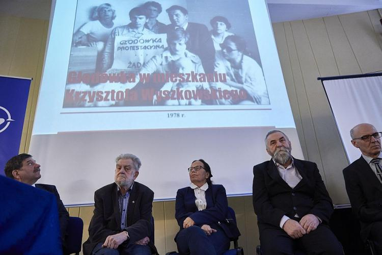 Działacze antykomunistycznej opozycji w okresie PRL Andrzej Gwiazda (2L), Joanna Gwiazda (C), Jan Karandziej (2P), Andrzej Kołodziej (P) oraz poseł PiS Janusz Śniadek (L) podczas Spotkania Prawych pt. "40. rocznica powstania Wolnych Związków Zawodowych" w Gdyni. Fot. PAP/A. Warżawa