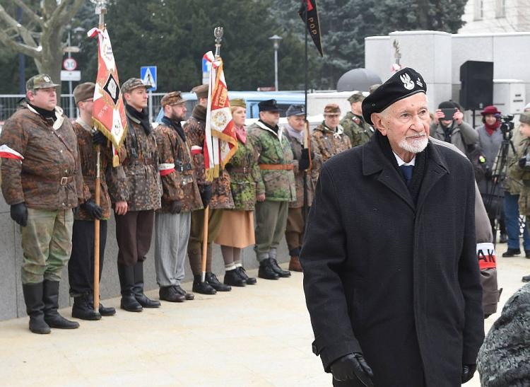 Prezes Światowego Związku Żołnierzy Armii Krajowej prof. Leszek Żukowski (P) podczas obchodów 76. rocznicy utworzenia Armii Krajowej przed Pomnikiem Polskiego Państwa Podziemnego i AK w Warszawie. Fot. PAP/R. Pietruszka