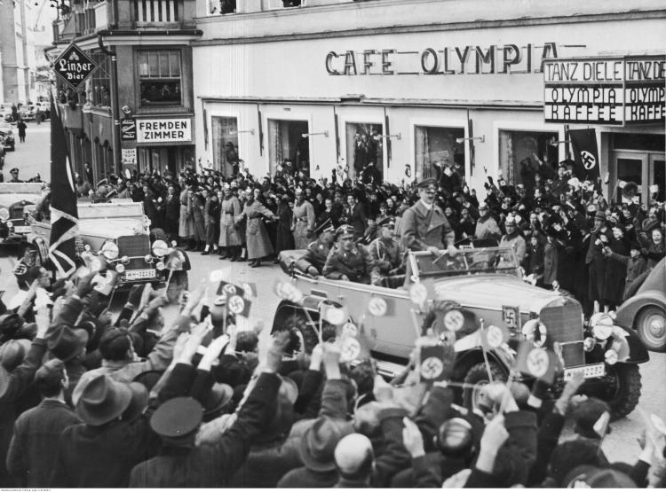 Przejazd Hitlera ulicami Linzu. Źródło: NAC
