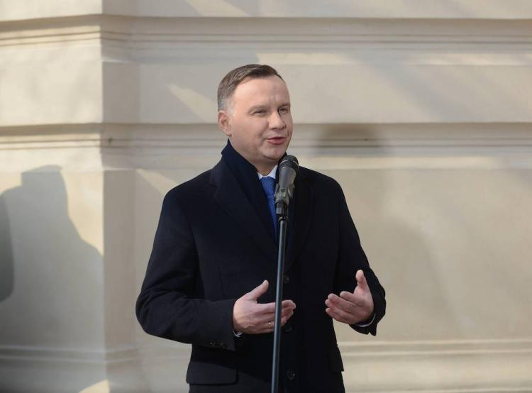 Prezydent Andrzej Duda przemawia podczas uroczystości przed tablicą upamiętniającą wiec studentów domagających się wolności słowa, 8 bm. podczas obchodów zorganizowanych na kampusie Uniwersytetu Warszawskiego w 50 rocznicę Marca`68. Fot.PAP/J. Kamiński