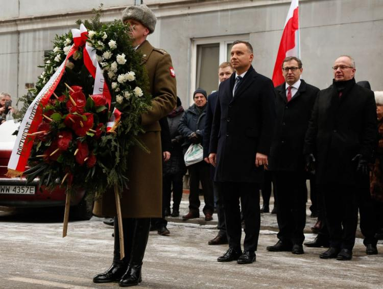 Prezydent Andrzej Duda składa wieniec przed tablicą upamiętniającą ofiary reżimu komunistycznego, umieszczoną na budynku byłej siedziby NKWD przy ulicy Strzeleckiej 8 w Warszawie. Fot. PAP/A. Guz