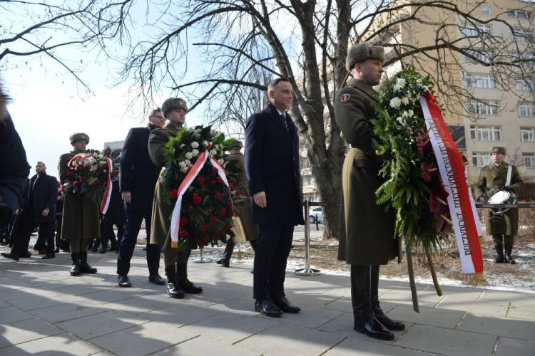 Prezydent Andrzej Duda składa wieniec przed tablicą umieszczoną na budynku Ministerstwa Sprawiedliwości, upamiętniającą więzionych, torturowanych i zamęczonych w byłym areszcie śledczym Ministerstwa Bezpieczeństwa Publicznego. Fot. PAP/J. Turczyk