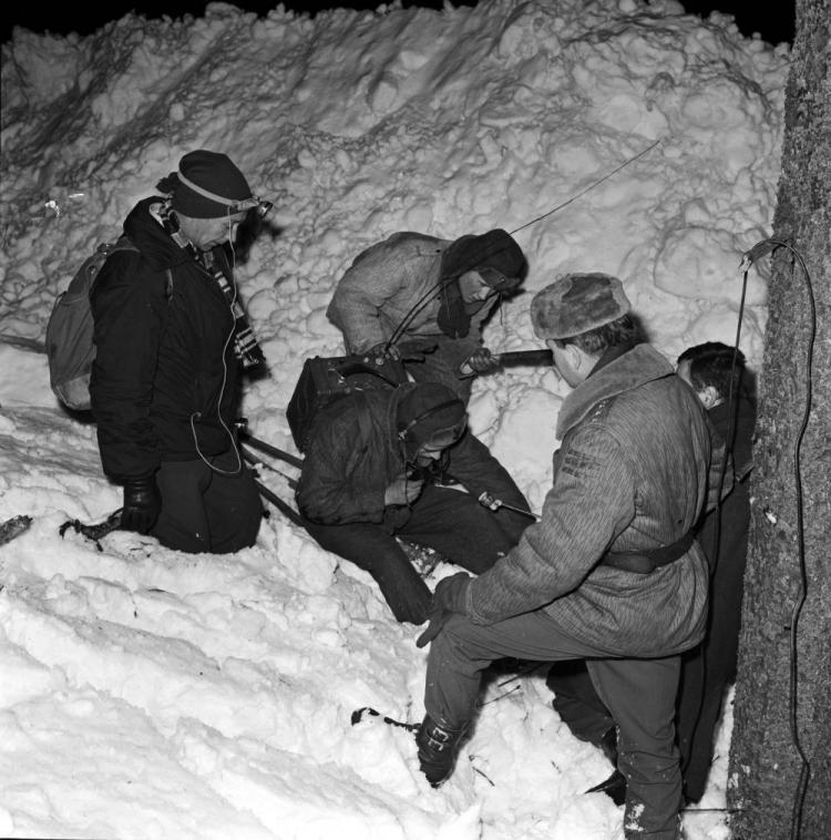 Akcja ratunkowa po zejściu lawiny. Karkonosze, 20.03.1968. Fot. PAP/E. Wołoszczuk 