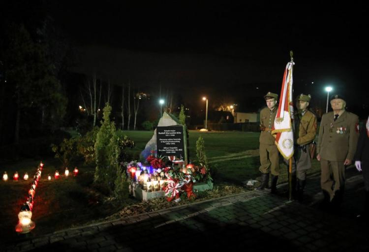 Uroczystości przy tablicy pamiątkowej w Bystrej, gdzie odprawiona została msza święta w 70. rocznicę śmierci ks. mjr. Rudolfa Marszałka. 10.03.2018. Fot. PAP/S. Rozpędzik